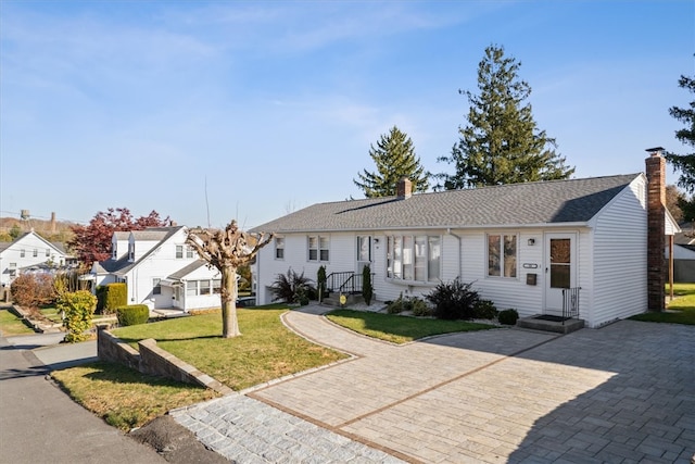 view of front facade featuring a front yard