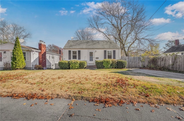 view of front of property featuring a front yard