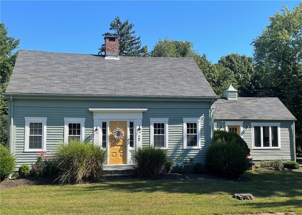 view of front of property with a front yard