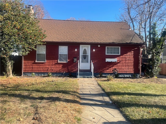 view of front of home featuring a front lawn