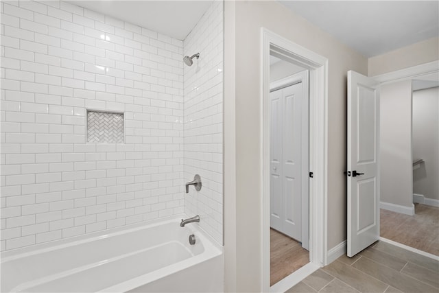 bathroom with tiled shower / bath combo