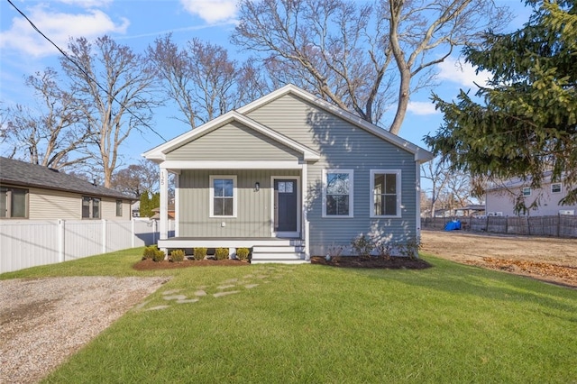 bungalow featuring a front lawn