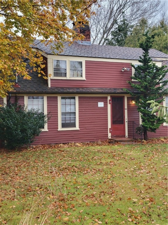 view of front facade featuring a front yard