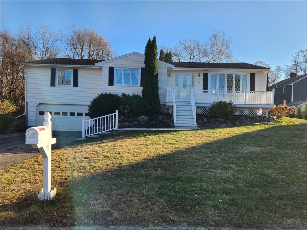 view of front facade featuring a front yard and a garage