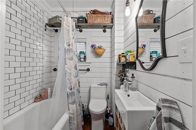 full bathroom with shower / tub combo, toilet, plenty of natural light, and sink