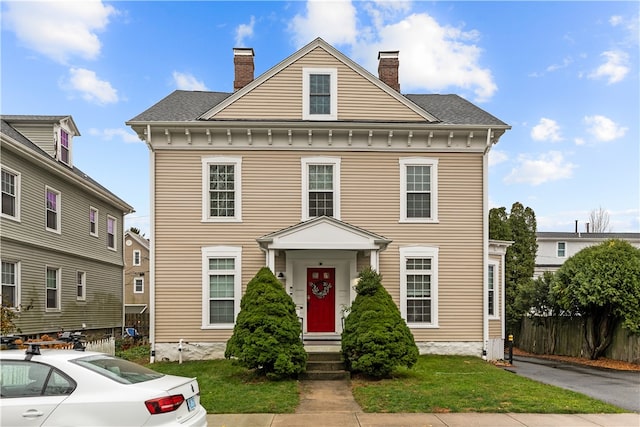 view of front facade featuring a front yard