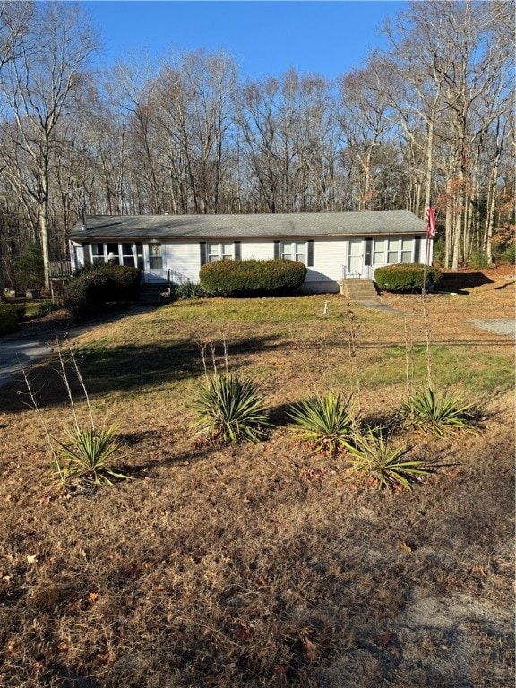 view of front of property with a front yard