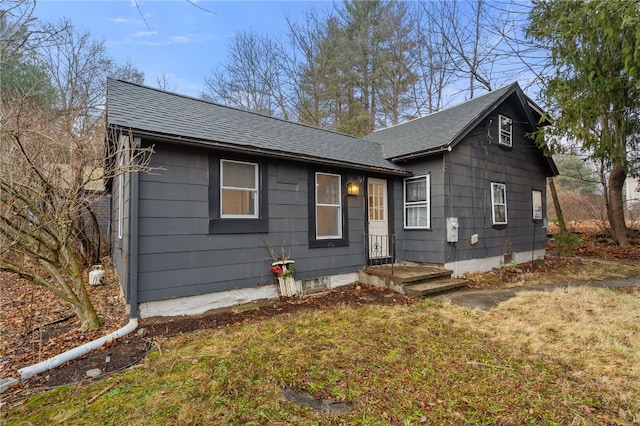 view of front of property featuring a front yard