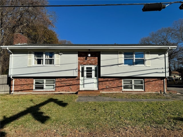 bi-level home featuring a front lawn