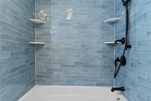 bathroom with tiled shower / bath