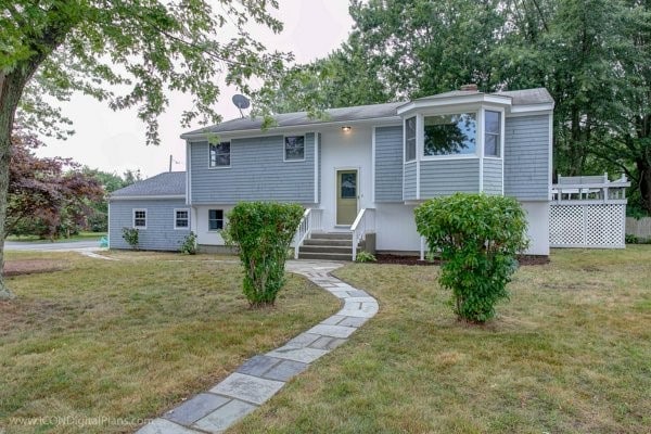 split foyer home featuring a front lawn