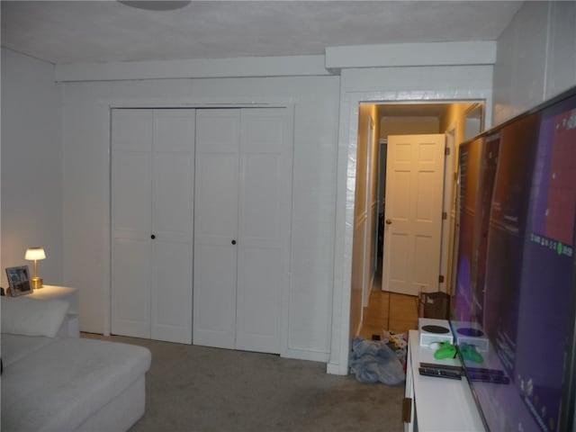 unfurnished bedroom with carpet flooring and a closet