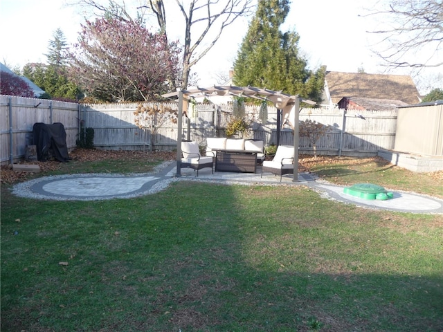 view of yard featuring outdoor lounge area, a pergola, and a patio area