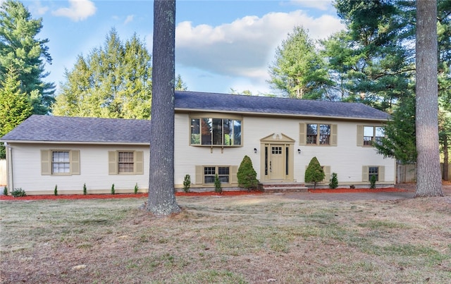 view of front facade featuring a front lawn