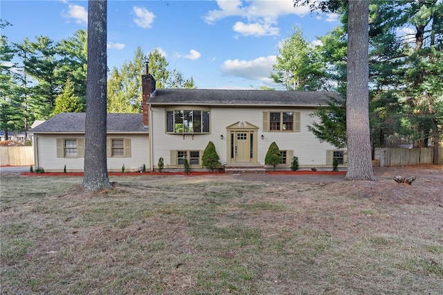 view of front of property featuring a front lawn