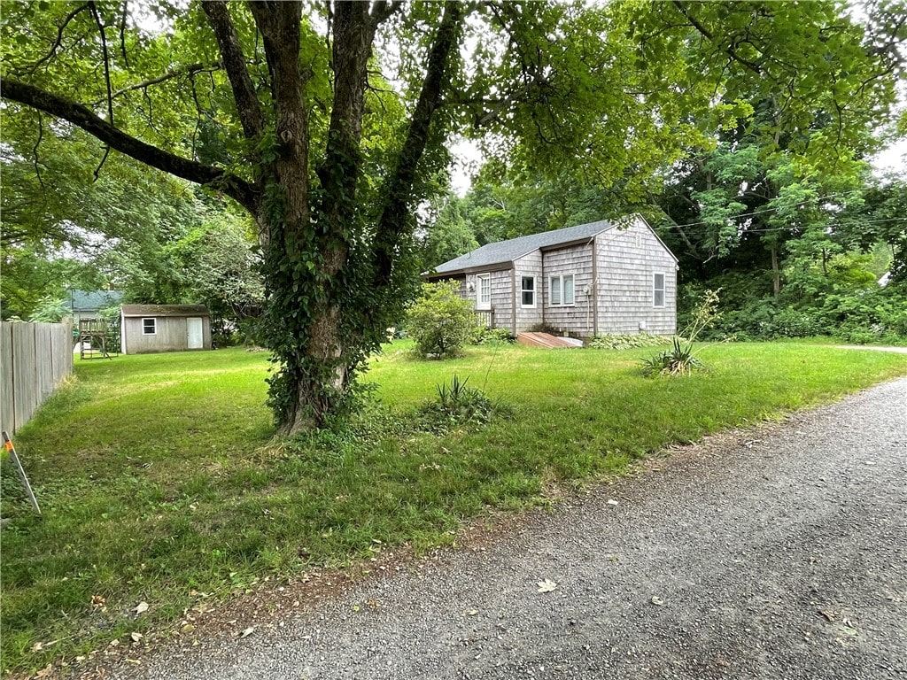 view of yard with a storage unit