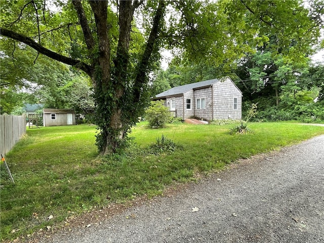 view of yard with a storage unit