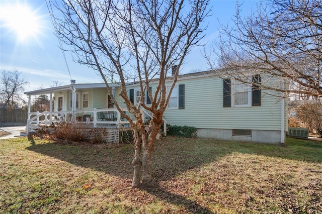 view of front of property featuring a porch and a front yard