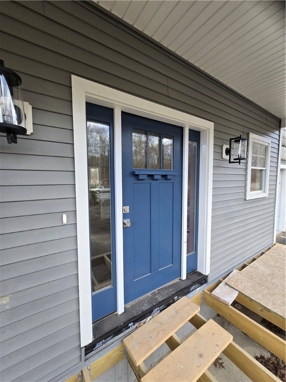 entrance to property featuring a porch