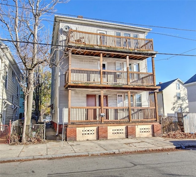 view of front facade featuring a balcony