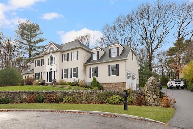 view of front facade featuring a front lawn