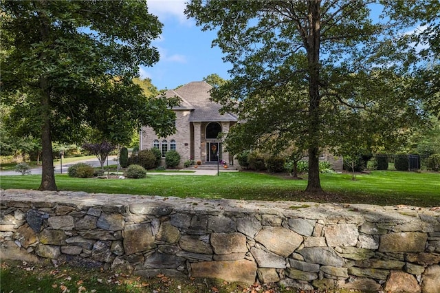 view of front of property featuring a front yard