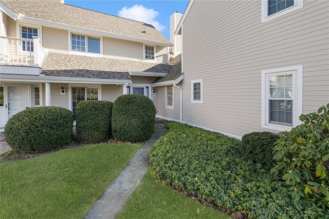 exterior space featuring a front yard