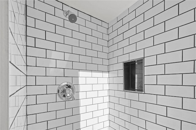 bathroom featuring a tile shower