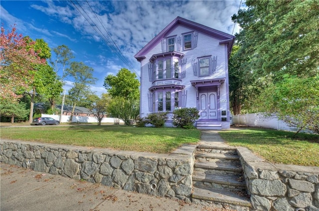 view of front of property featuring a front yard