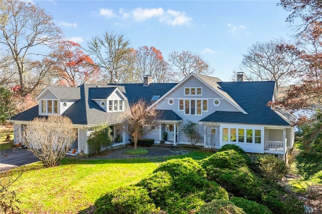 view of front of property featuring a front yard