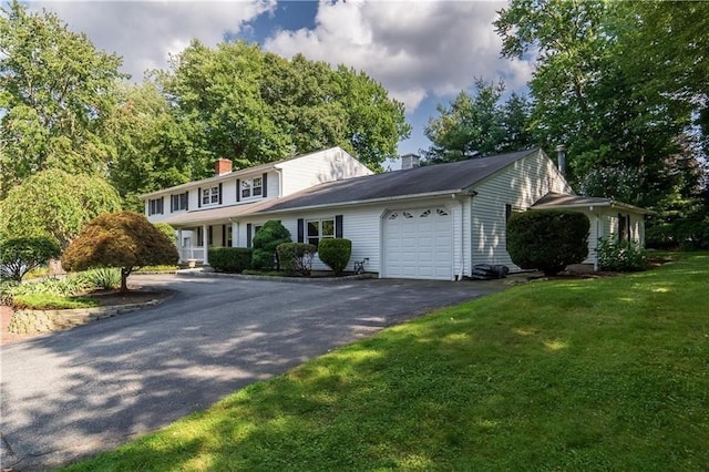 view of front of property featuring a front yard and a garage