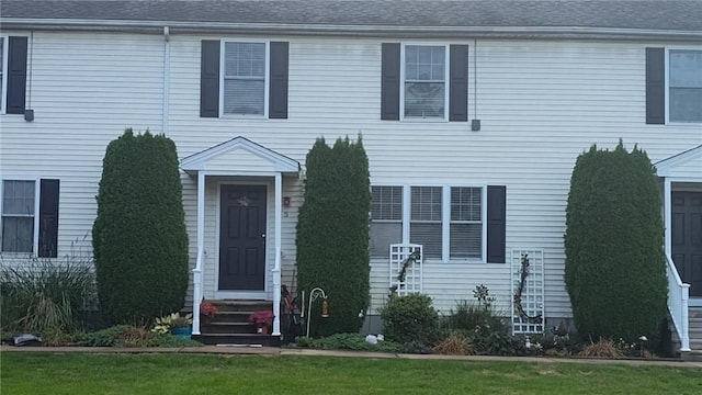 view of front of property with a front lawn