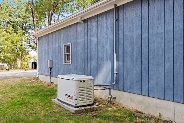 view of side of property featuring a lawn