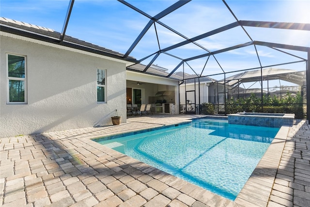 view of swimming pool with a lanai, ceiling fan, a patio area, and an in ground hot tub