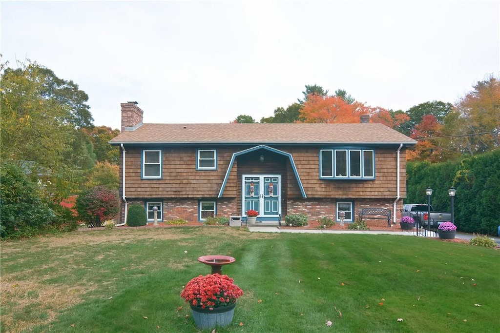 bi-level home featuring a front yard