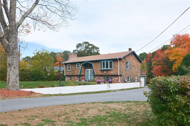 view of front of property with a front yard