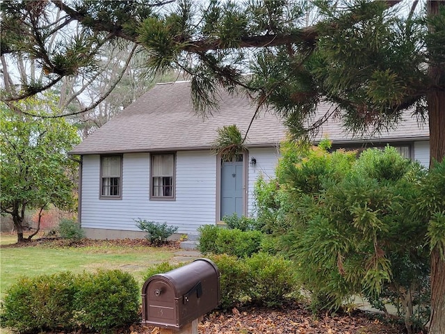 view of front of property with a front lawn