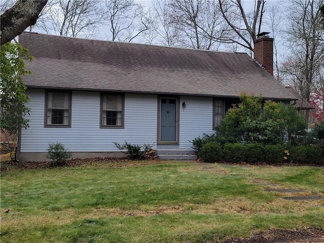 view of front of property featuring a front lawn