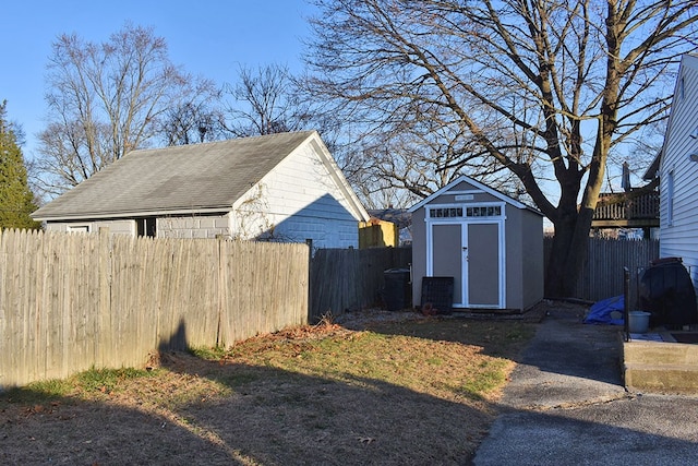 view of yard with a storage unit