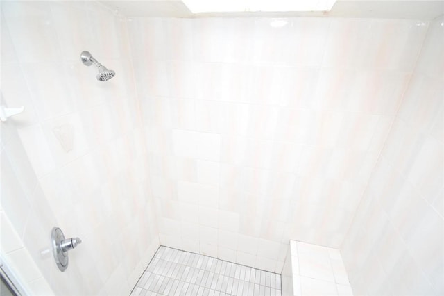 bathroom featuring a tile shower