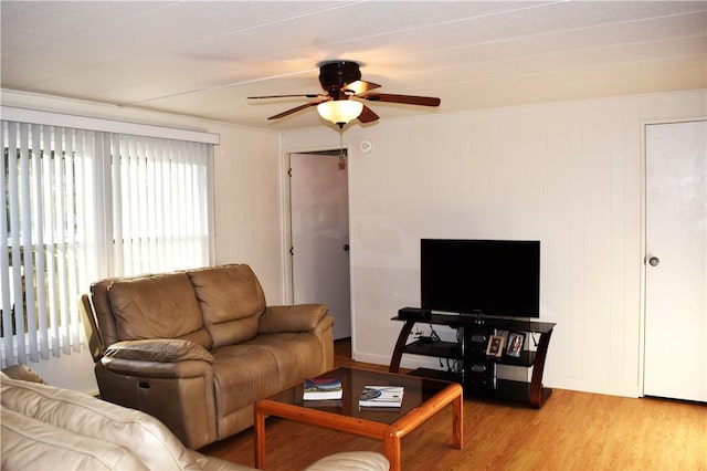 living room featuring light hardwood / wood-style floors and ceiling fan