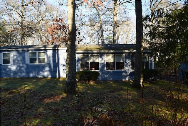 view of front of property featuring a front yard