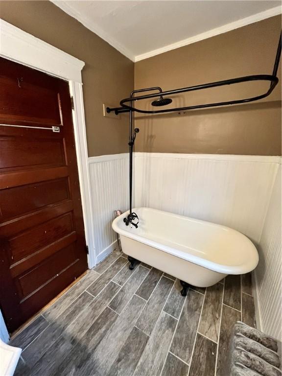 bathroom with ornamental molding