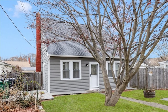 bungalow-style home featuring a front lawn