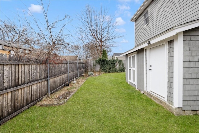 view of yard with a storage shed