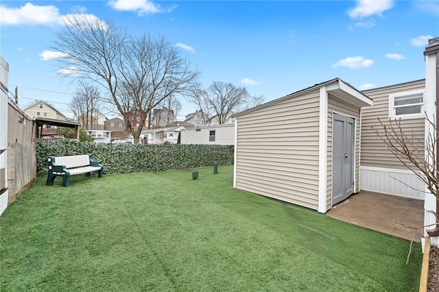 view of yard featuring a shed