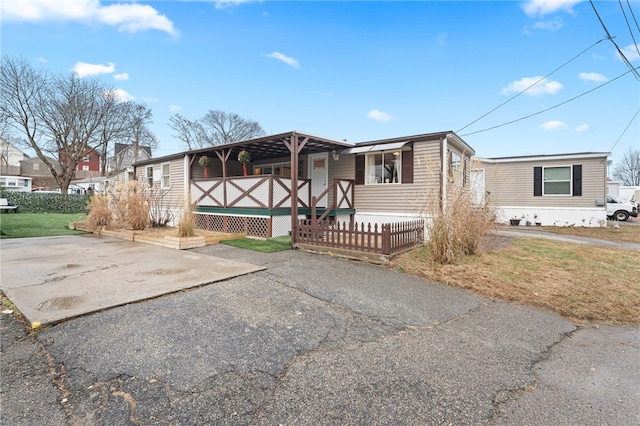 view of front of property featuring covered porch