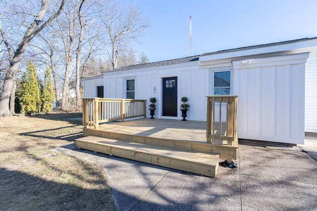 view of front facade featuring a deck