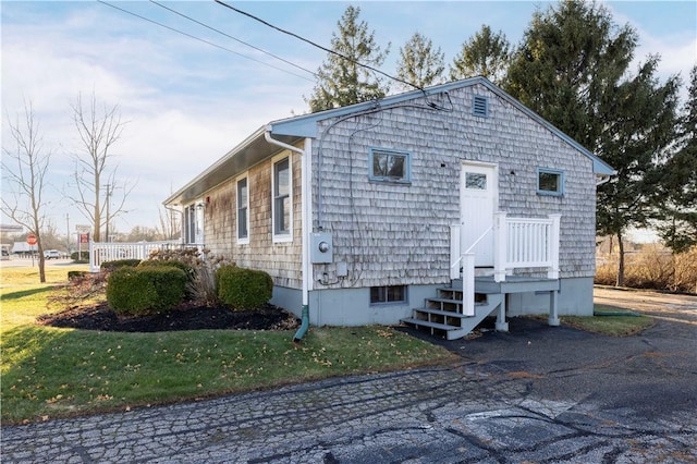 view of front of house featuring a front lawn