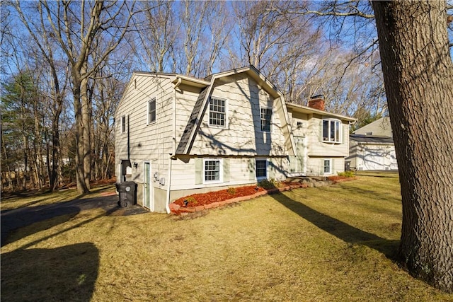 view of front facade featuring a front yard